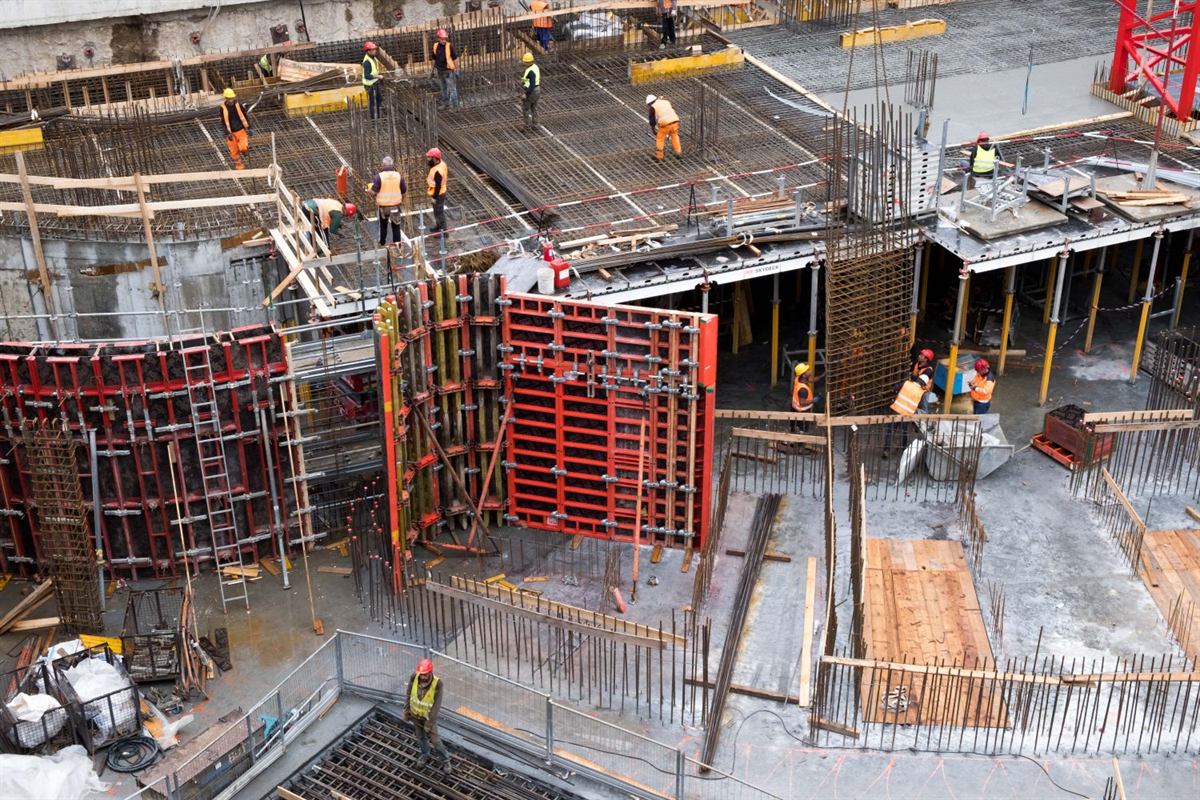Chantier de génie civil : coffrages, ferraillage et dalle en cours de coulage