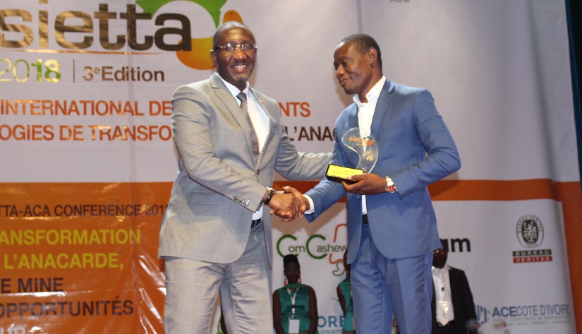 Remise de distinction lors du salon SIETTA, salon international des équipements et technologies de transformation de l'anacarde